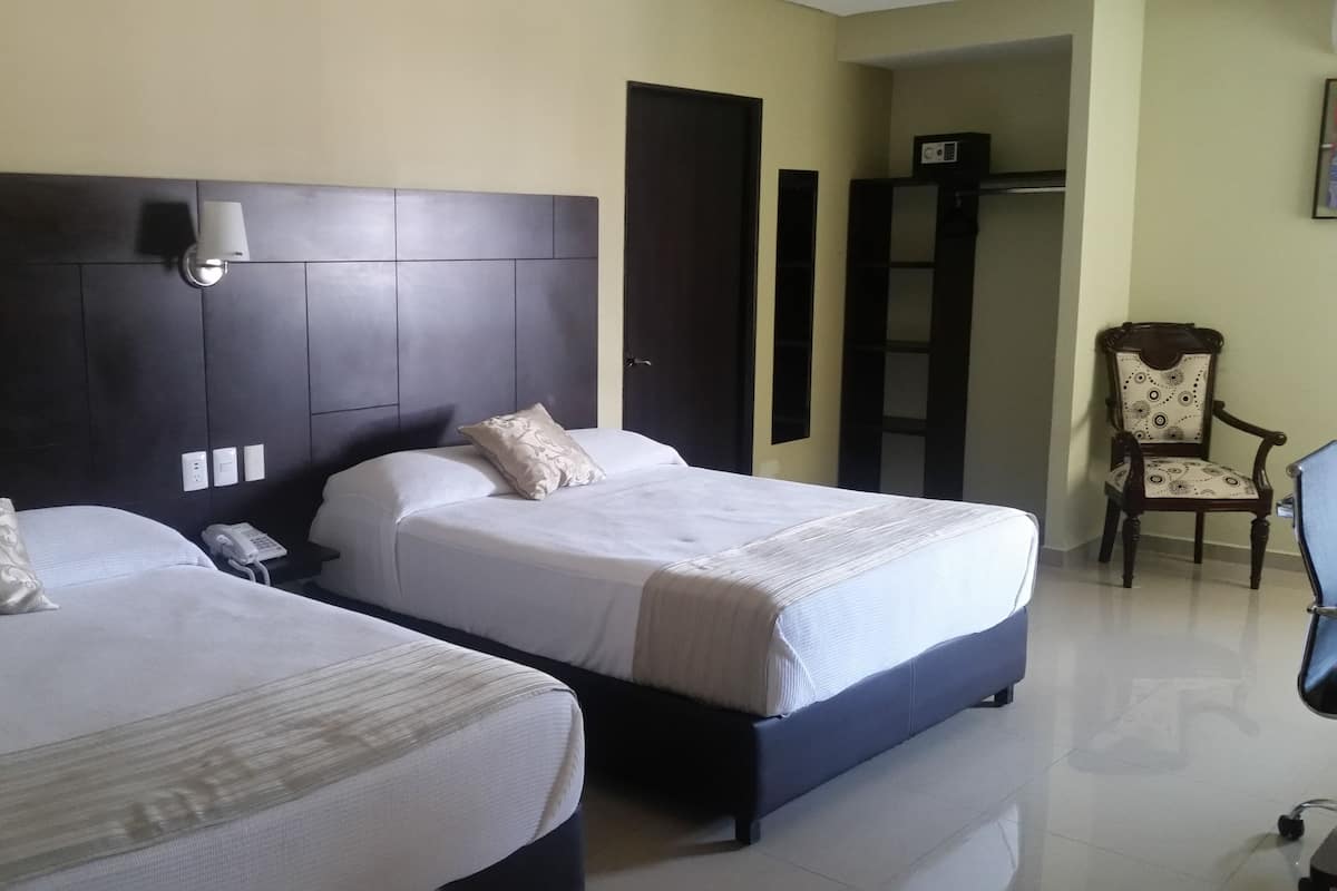 Habitación estándar, 2 camas Queen size | Escritorio, tabla de planchar con plancha, camas extra y wifi gratis