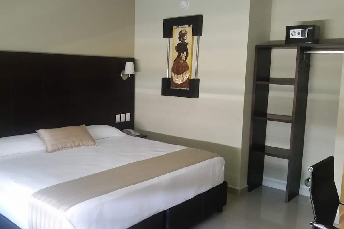 Habitación estándar, 1 cama King size | Escritorio, tabla de planchar con plancha, camas extra y wifi gratis