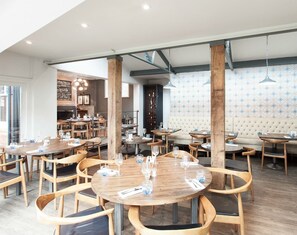 Serveert ontbijt, lunch, diner, Britse gerechten 