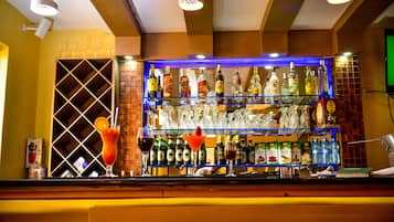 2 bars/lounges