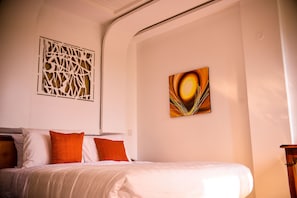 Escritorio, sistema de insonorización, wifi gratis y ropa de cama 