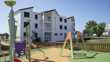 Área de juegos infantiles al aire libre