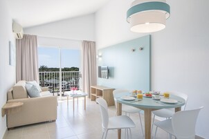 Apartamento, 1 habitación, balcón | Sala de estar | Una televisión