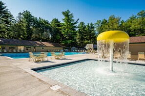 Seasonal outdoor pool - Sun Retreats Adirondack Gateway (Gansevoort)