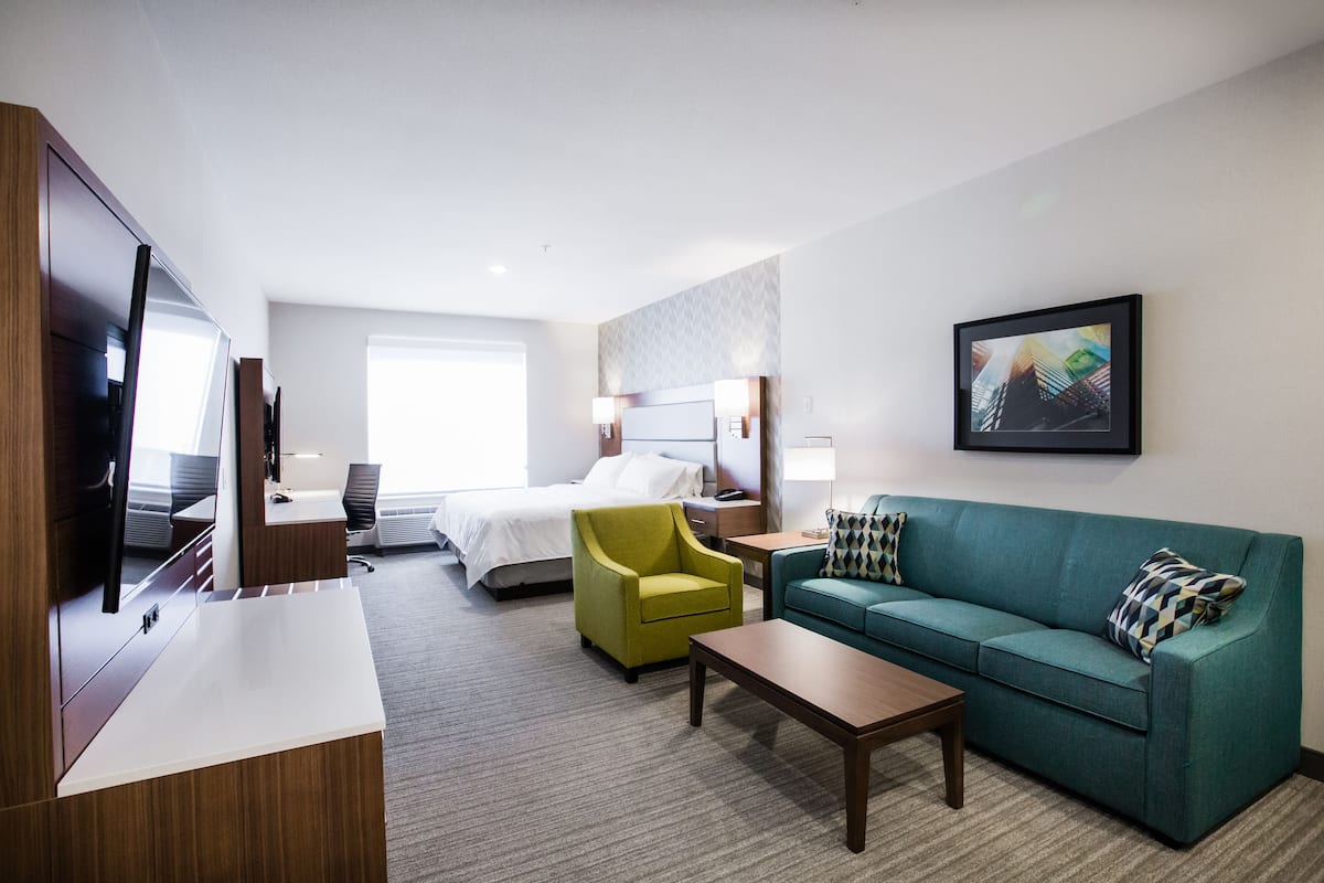 Suite, 1 King Bed (Walk-In Shower)