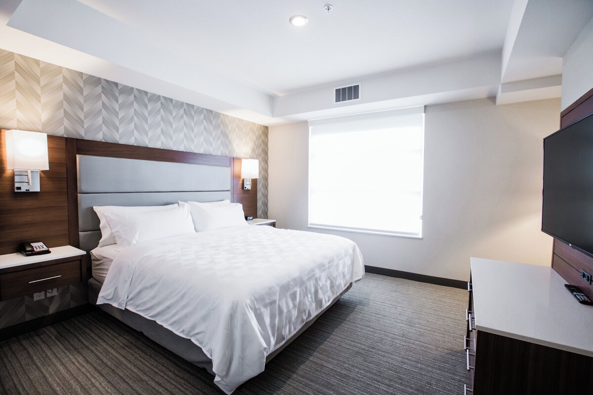 Suite, 1 King Bed with Sofa bed | Desk, blackout drapes, soundproofing, iron/ironing board