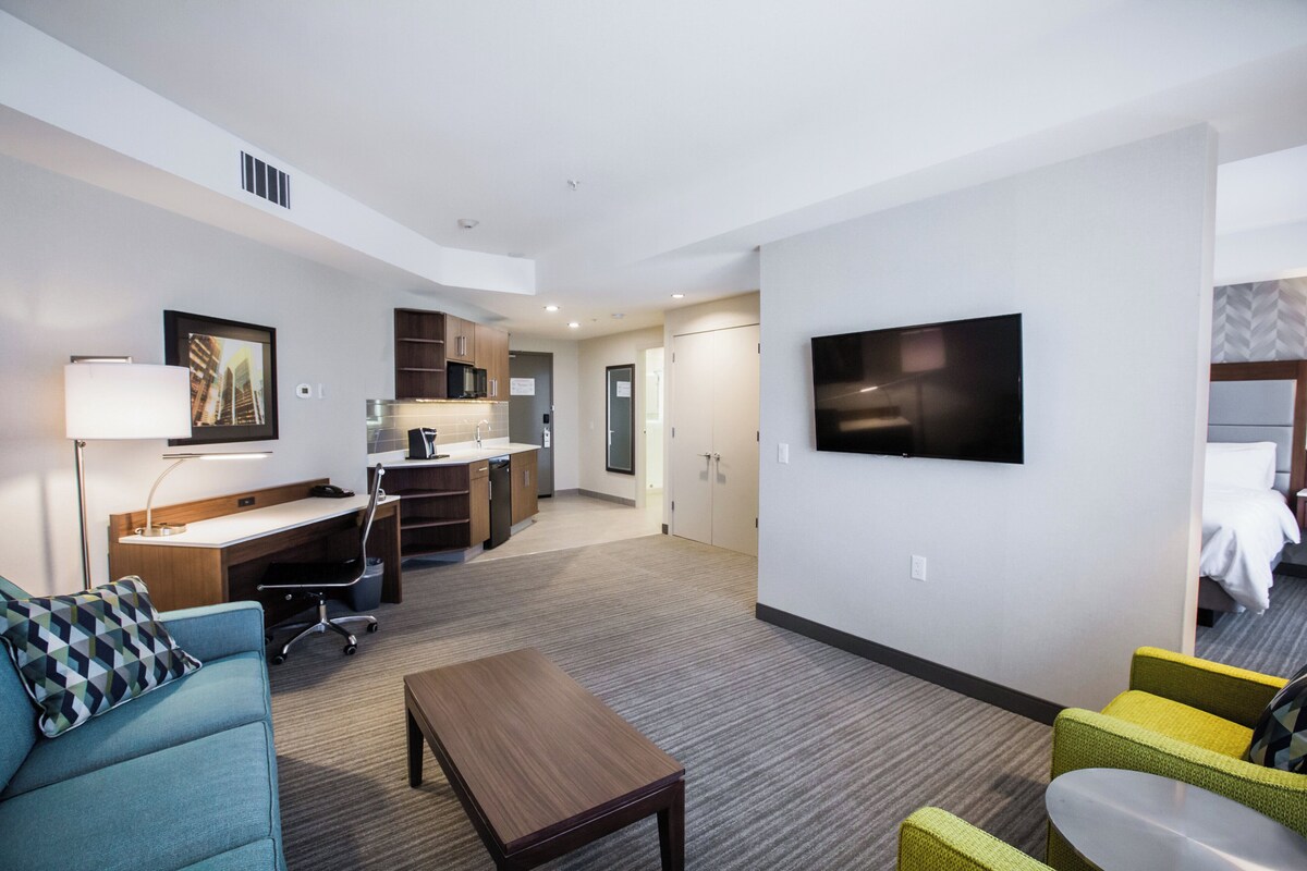 Suite, 1 King Bed, Jetted Tub | Desk, blackout drapes, soundproofing, iron/ironing board