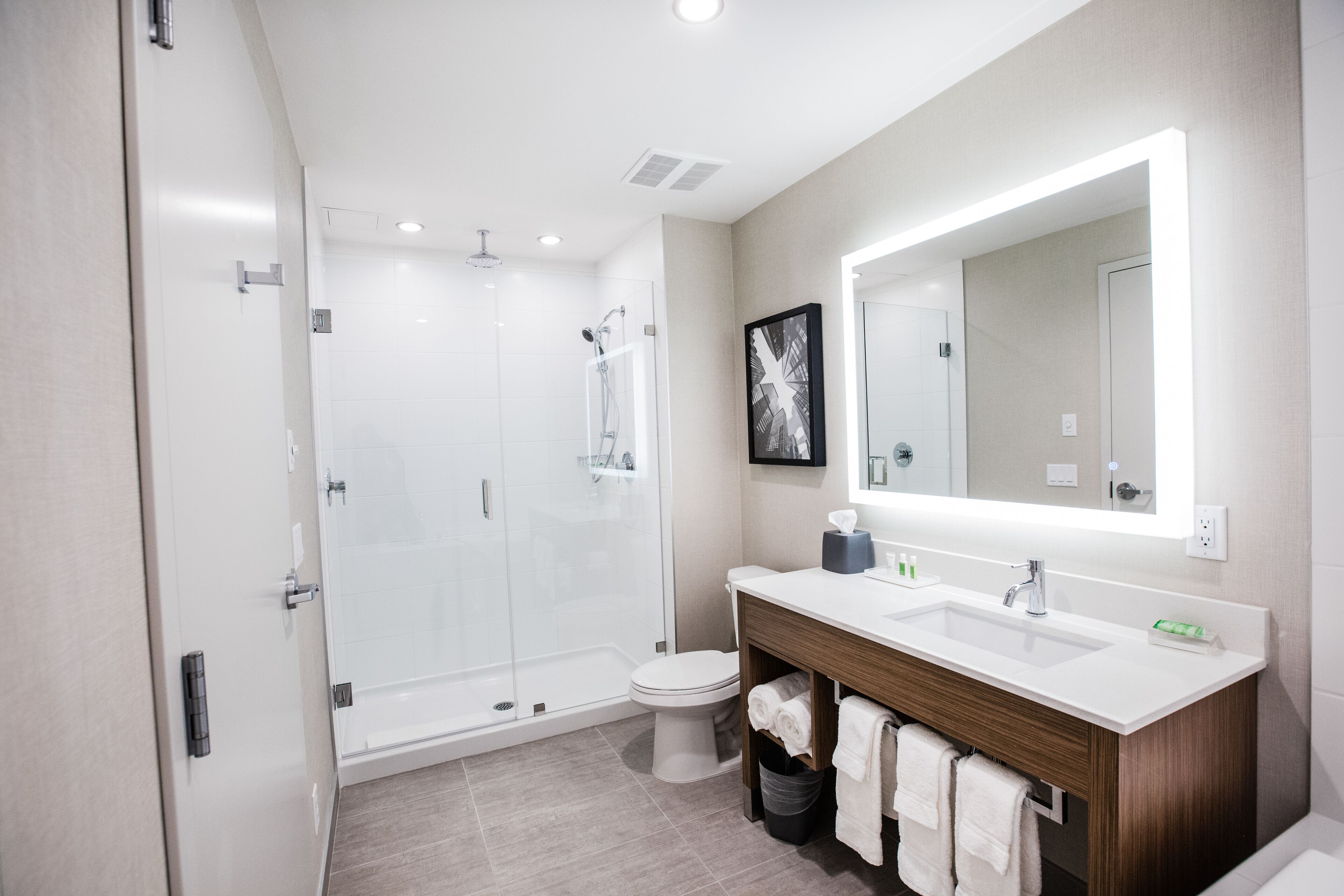 Suite, 1 cama de matrimonio grande, bañera de hidromasaje | Baño | Artículos de higiene personal gratuitos, secador de pelo y toallas