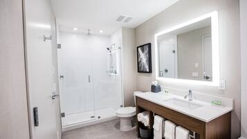 Suite, 1 cama de matrimonio grande, bañera de hidromasaje | Baño | Artículos de higiene personal gratuitos, secador de pelo y toallas