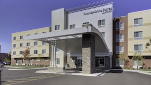 A Fairfield Inn & Suites hotel with a covered entrance, multiple floors, and a parking lot. - Fairfield Inn and Suites by Marriott Detroit Canton (Canton)