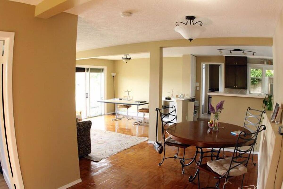 Suite, 2 Bedrooms, Lake View, Lakeside | In-room dining