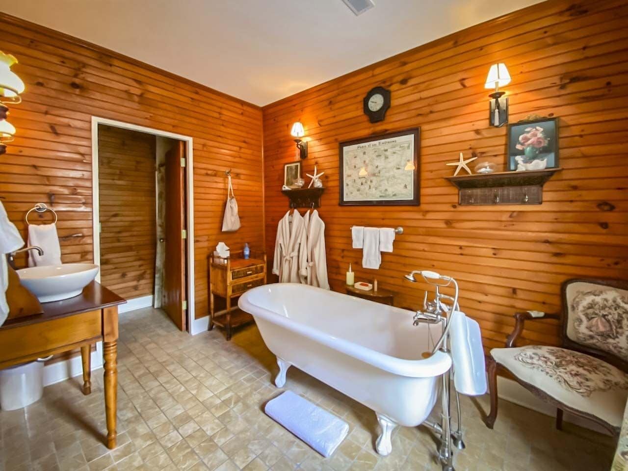 Deluxe Room, 1 Bedroom | 1 bedroom, desk, iron/ironing board, rollaway beds (free)