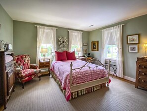 1 habitación, escritorio y tabla de planchar con plancha 
