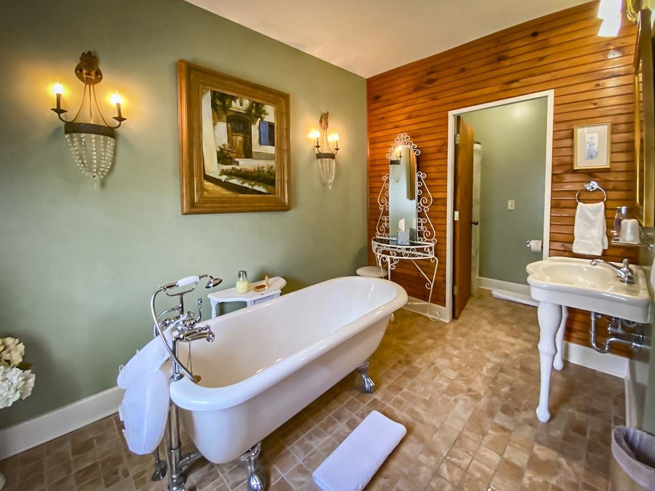 Deluxe Room, 1 Bedroom | Bathroom | Free toiletries, towels