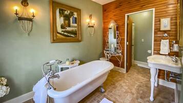 Deluxe Room, 1 Bedroom | Bathroom | Free toiletries, towels