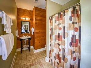 Deluxe Room, 1 Bedroom | Bathroom | Free toiletries, towels - Central Hotel (New Haven)