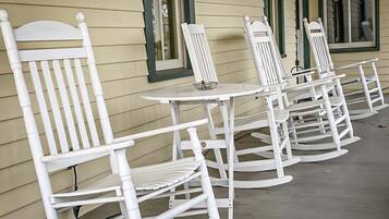 ๋๋ญ์ค๋ฃธ, ์นจ์ค 1๊ฐ | ํ
๋ผ์ค/ํํฐ์ค