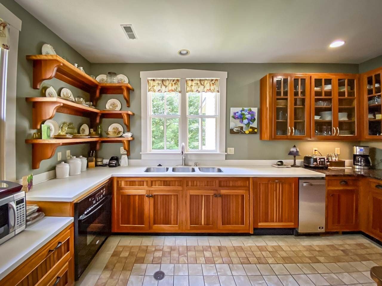 Deluxe Room, 1 Bedroom | Living area | Flat-screen TV