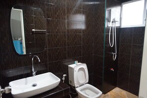 Shower, perlengkapan mandi gratis,  dan handuk