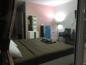 Desk, blackout curtains, free WiFi, bed sheets - R2 Apartment Service (Nakhon Ratchasima)