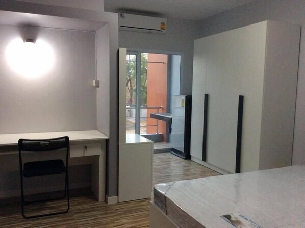 Desk, blackout drapes, free WiFi, bed sheets