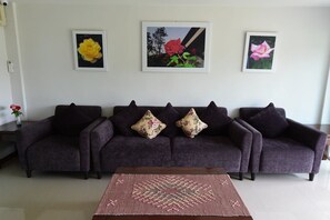 Lobby sitting area - Rose Villa Resort (Pak Chong)