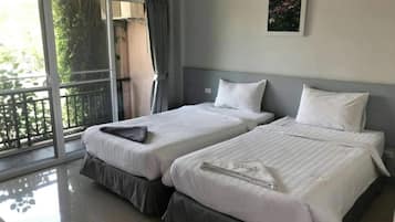 Hypo-allergenic bedding, desk, blackout drapes, free WiFi