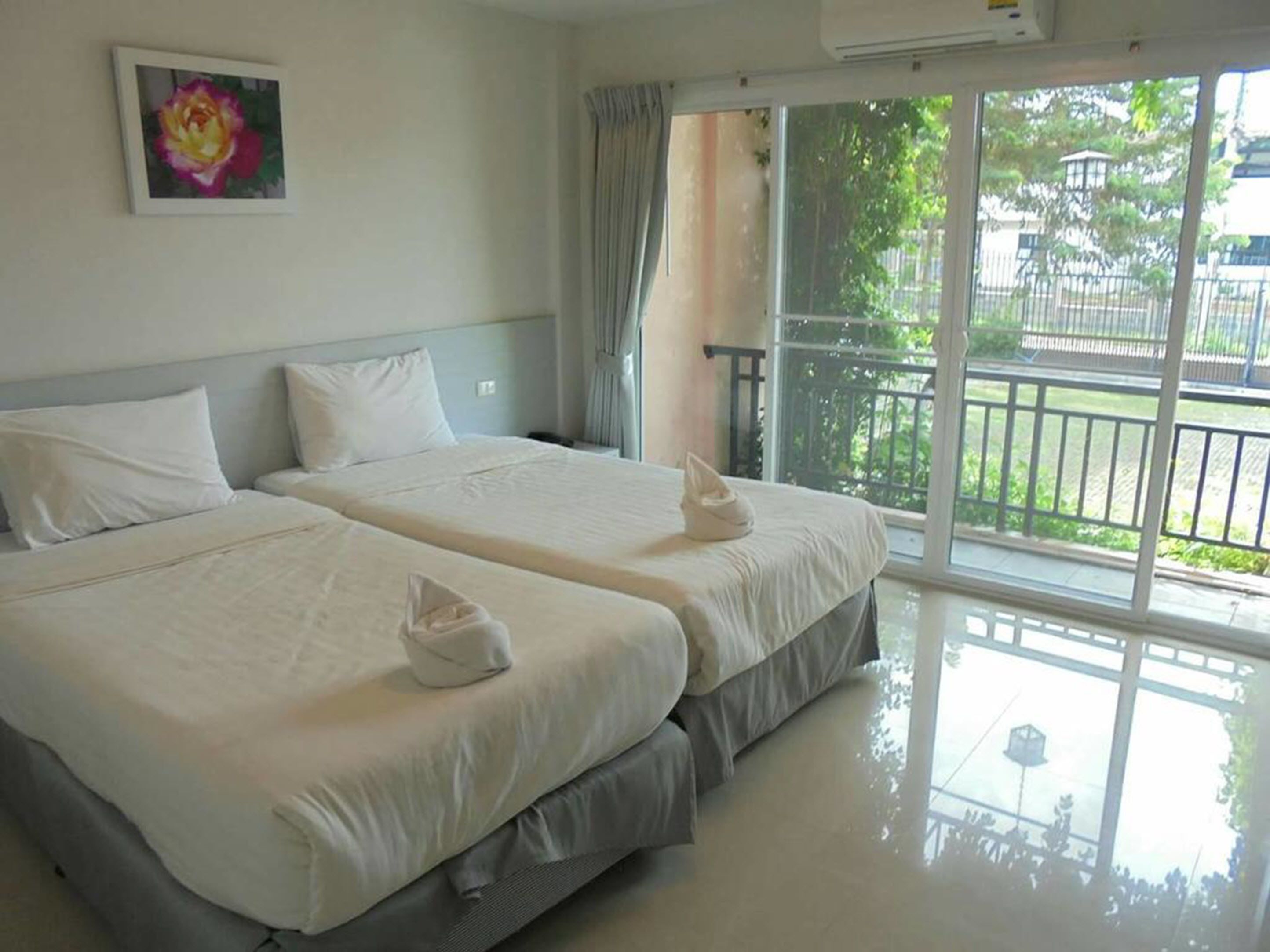 Ropa de cama hipoalergénica, escritorio, cortinas opacas y wifi gratis