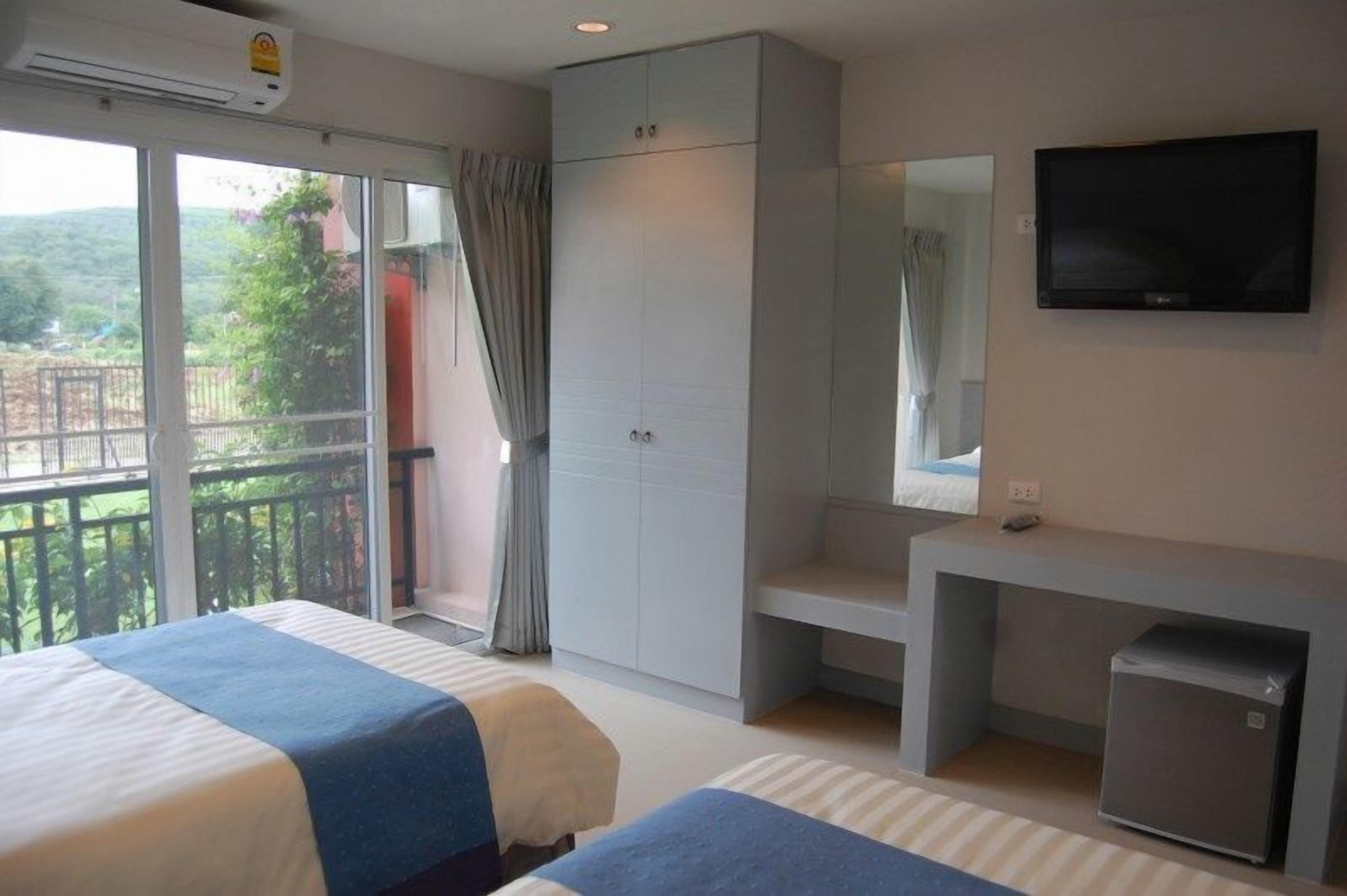Hypo-allergenic bedding, desk, blackout curtains, free WiFi