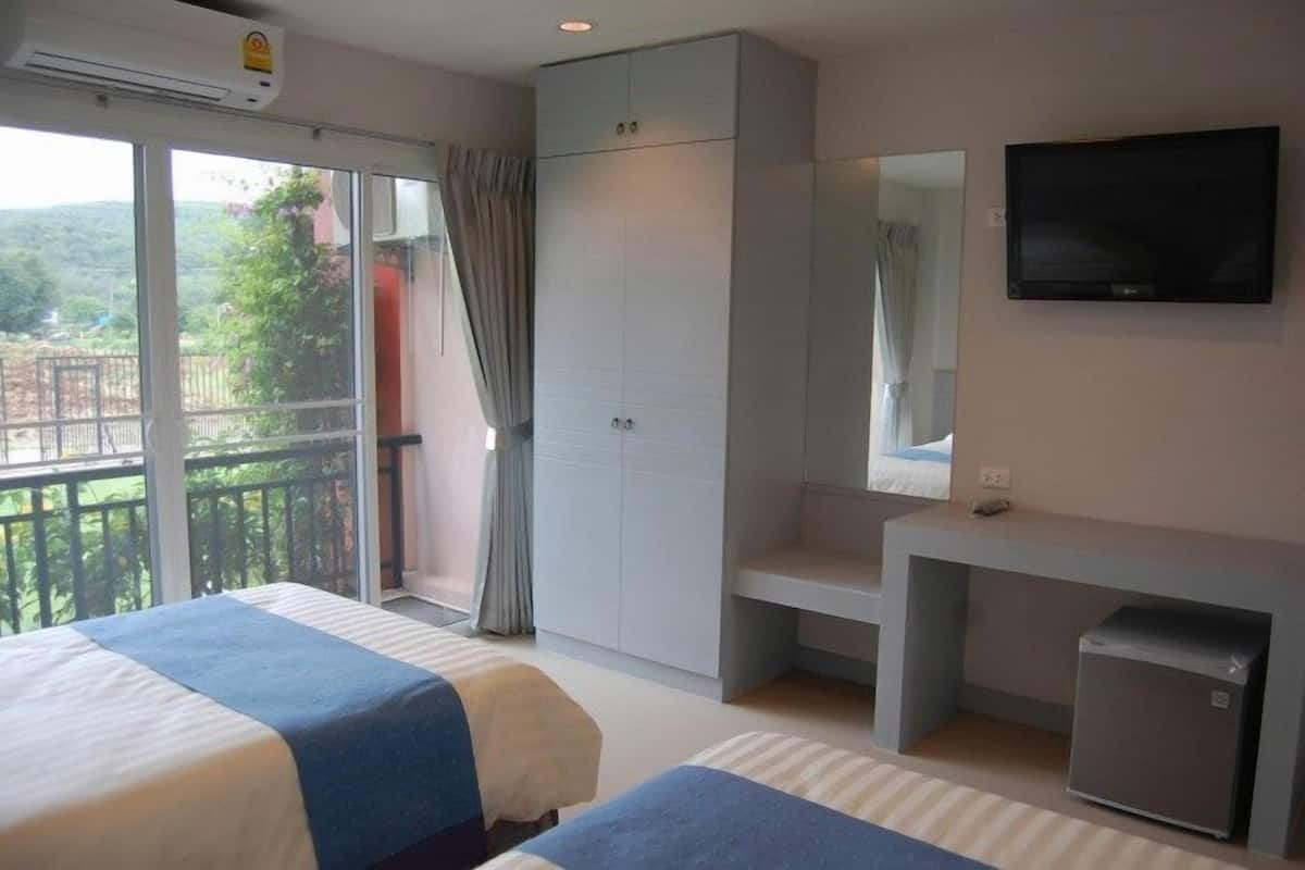 Hypo-allergenic bedding, desk, blackout curtains, free WiFi