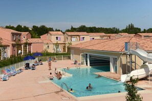 A swimming pool with lounge chairs and a water slide. - Cozy Country Home in Les Alpilles (Paradou)