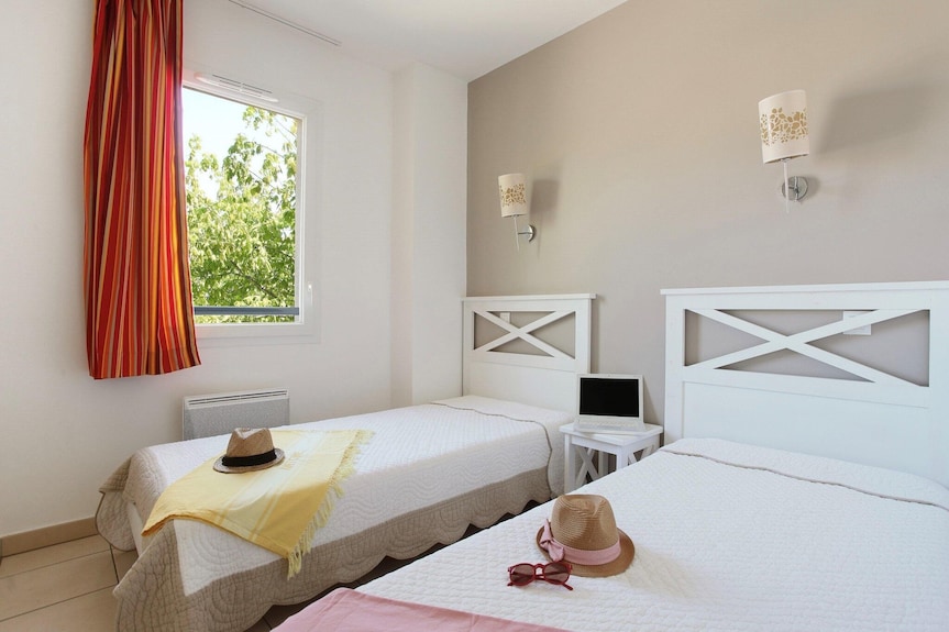 Modernes Zimmer Mit Pool Und Terrasse - Aigues-Mortes