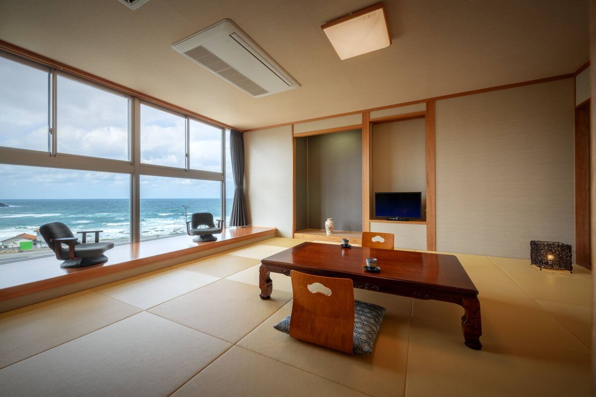 Traditionele kamer, niet-roken, uitzicht op zee (Japanese, 12 Tatami Mats) | Een kluis op de kamer, een bureau, gratis wifi, beddengoed