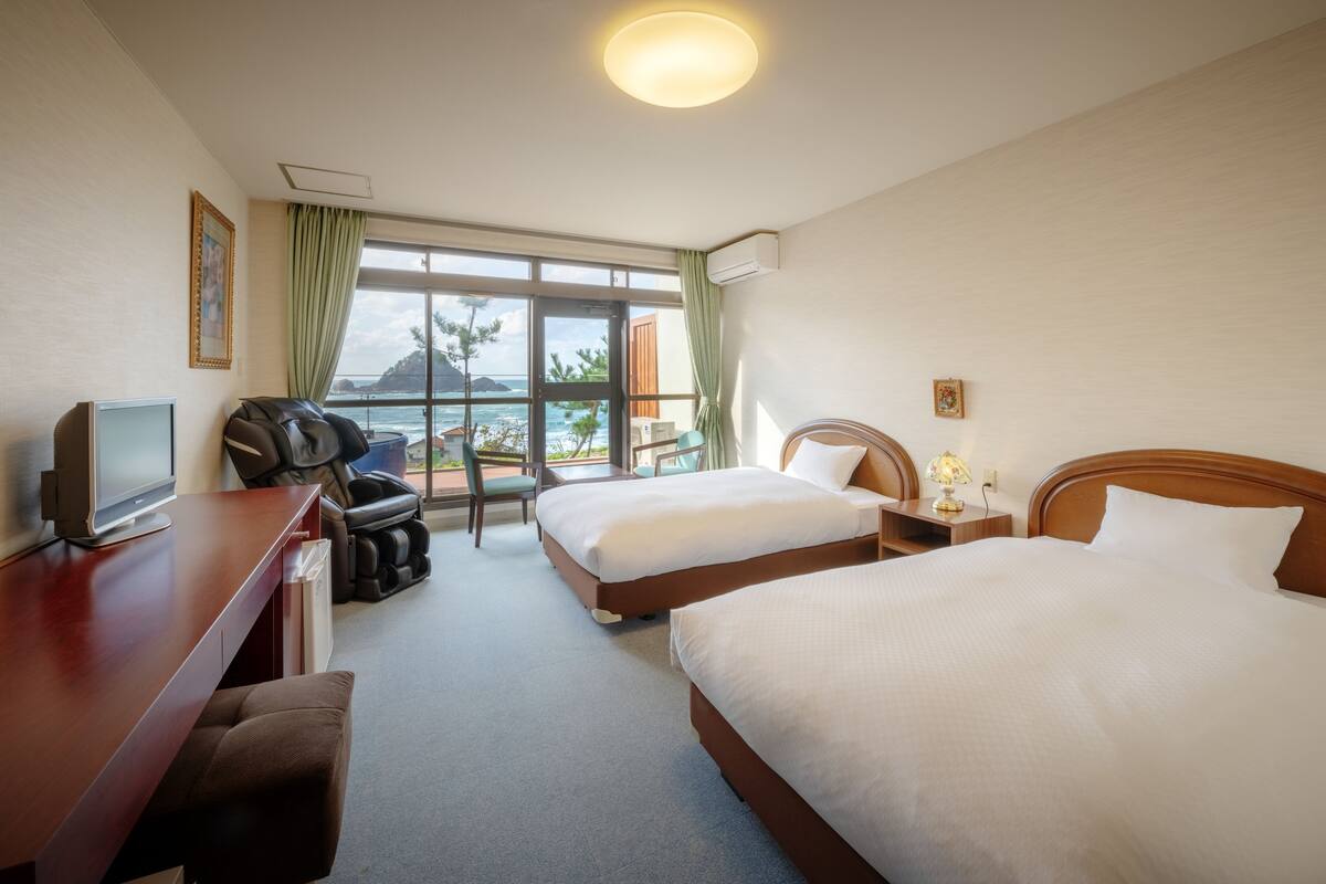 Een kluis op de kamer, een bureau, gratis wifi, beddengoed