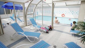 Ett område vid poolen med solstolar, en pool och en möblerad sittplats under tak.