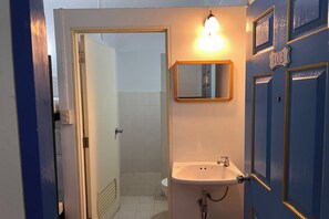 Habitación estándar | Baño | Regadera, regadera tipo lluvia, amenidades de baño gratuitas