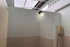 Standard Double Room | Bathroom | Shower, rainfall showerhead, free toiletries, hair dryer - Phuket Old Town Hostel (Phuket)