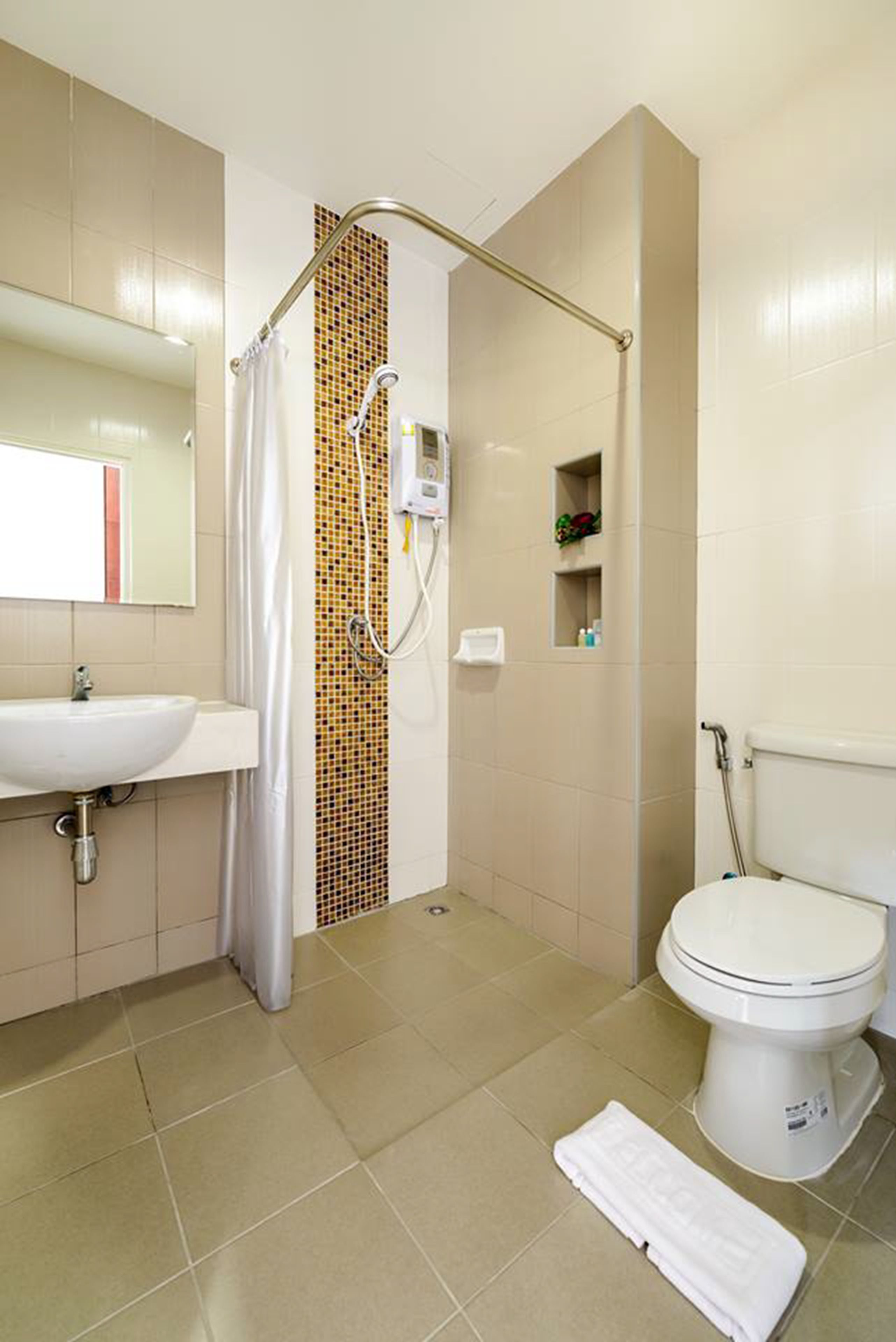 deluxe room | bathroom | shower, free toiletries, hair dryer, towels