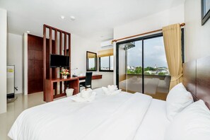 Desk, laptop workspace, free WiFi - The Topaz Residence (Phuket)
