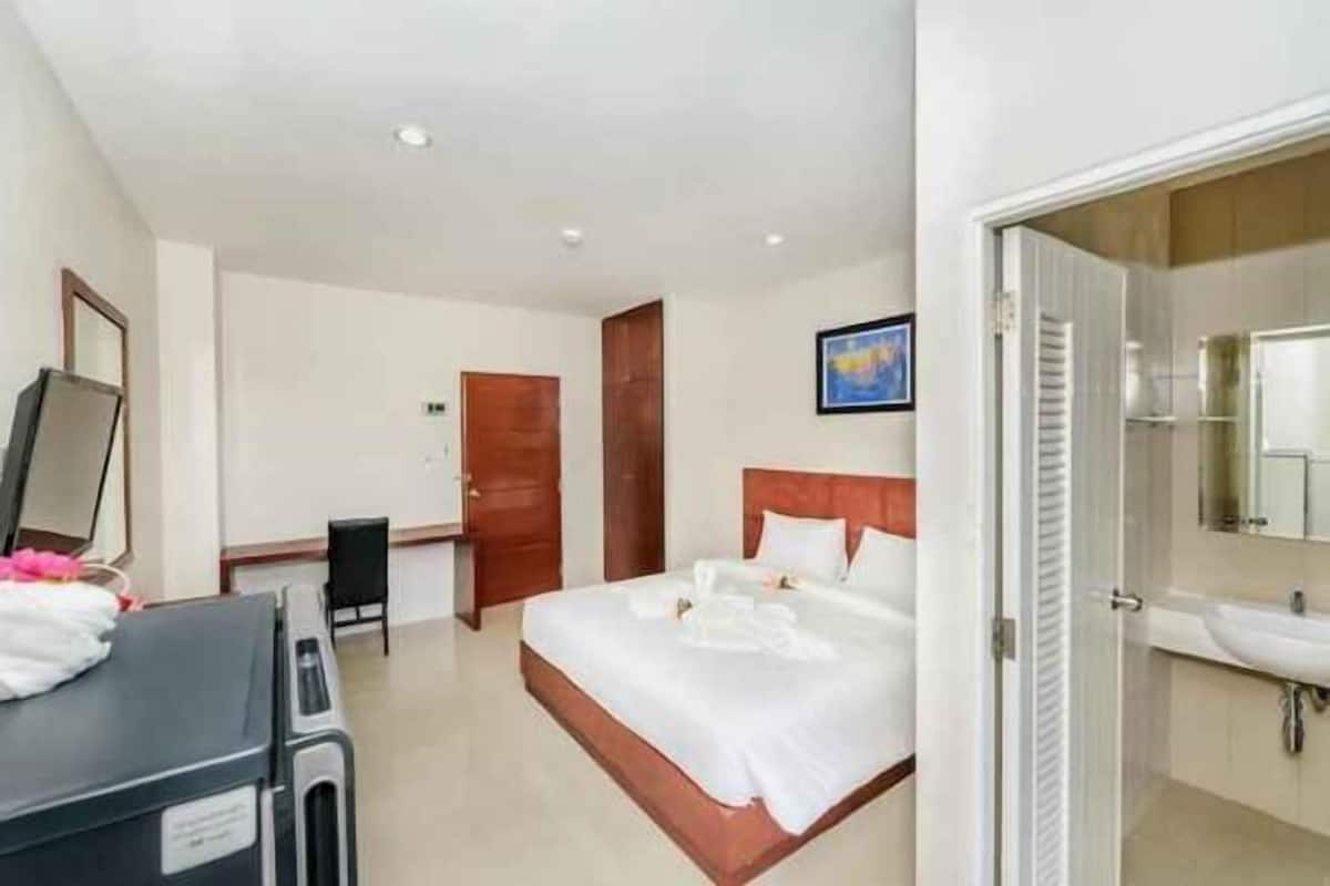 Schreibtisch, laptopgeeigneter Arbeitsplatz, kostenloses WLAN