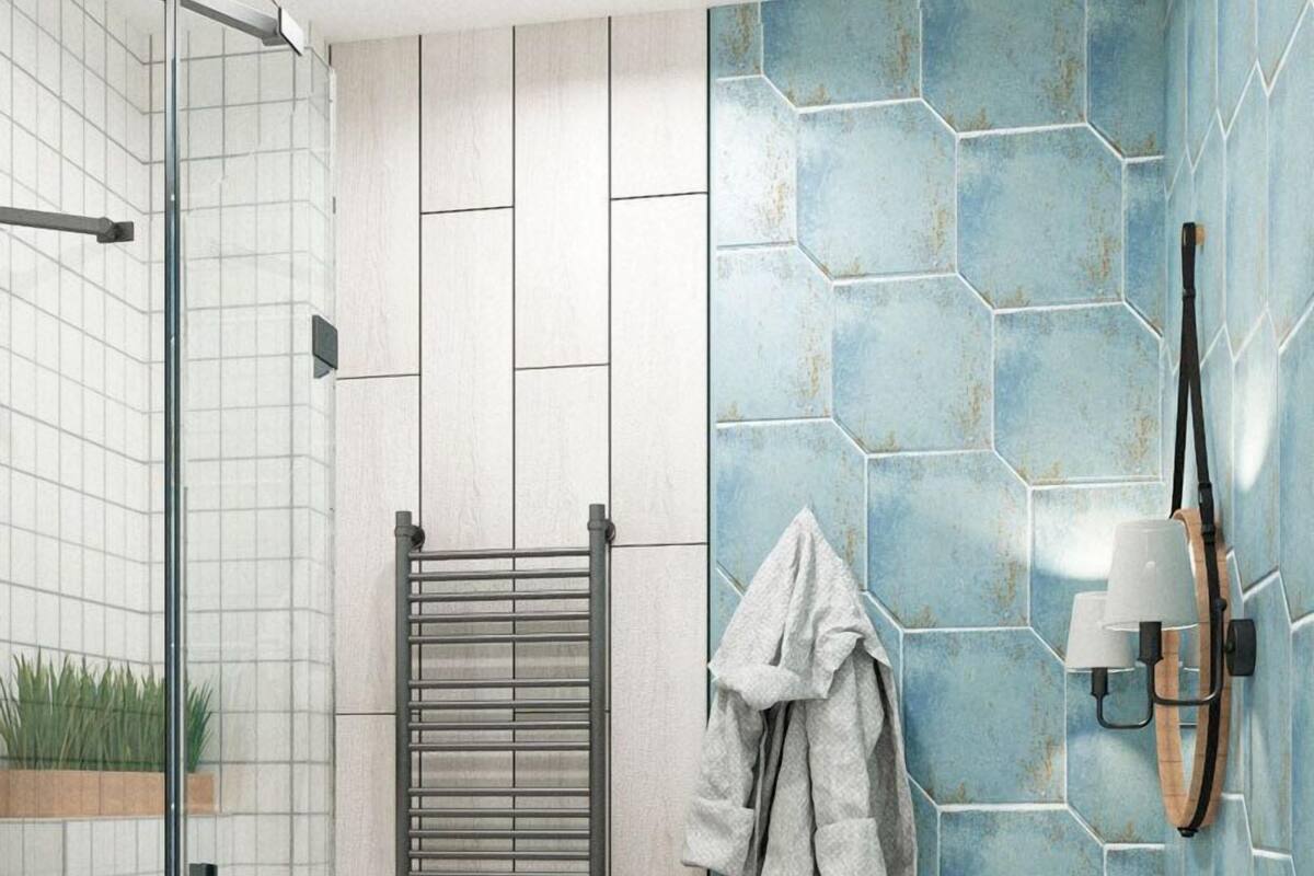 Chambre double ou avec lits jumeaux | Salle de bain | Douche, articles de toilette (gratuits), séchoir à cheveux, peignoirs