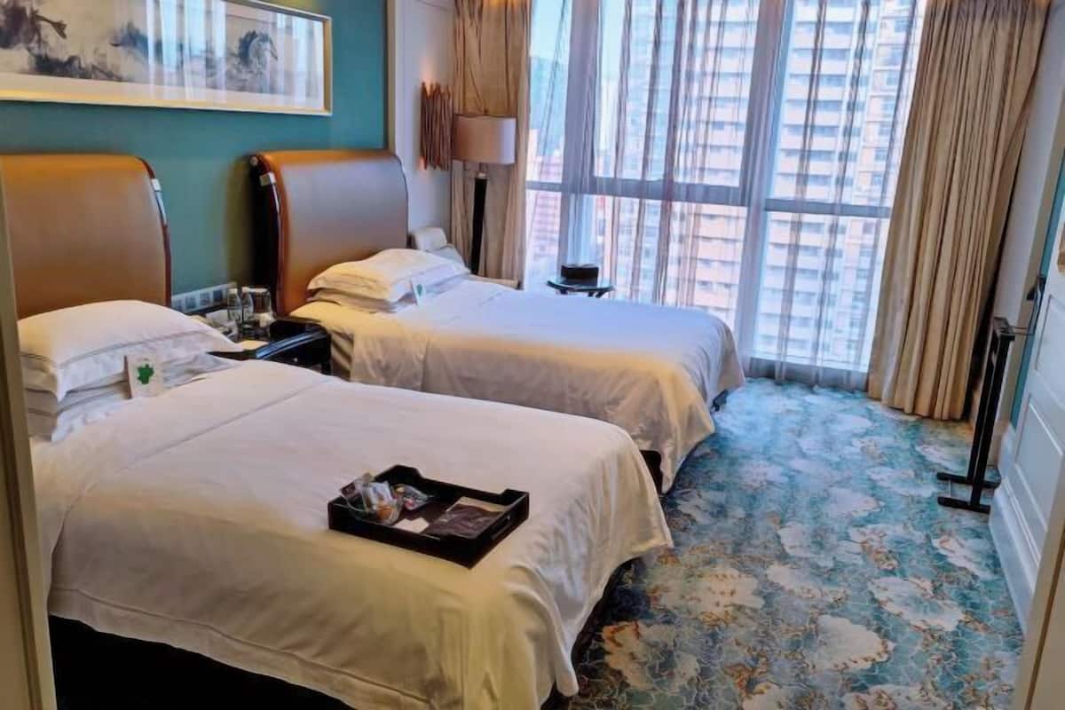 Premium bedding, down comforters, minibar, in-room safe