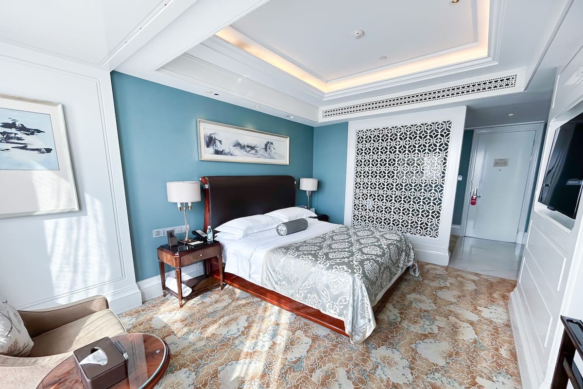 Executive Queen Room | 1 bedroom, premium bedding, down duvets, minibar