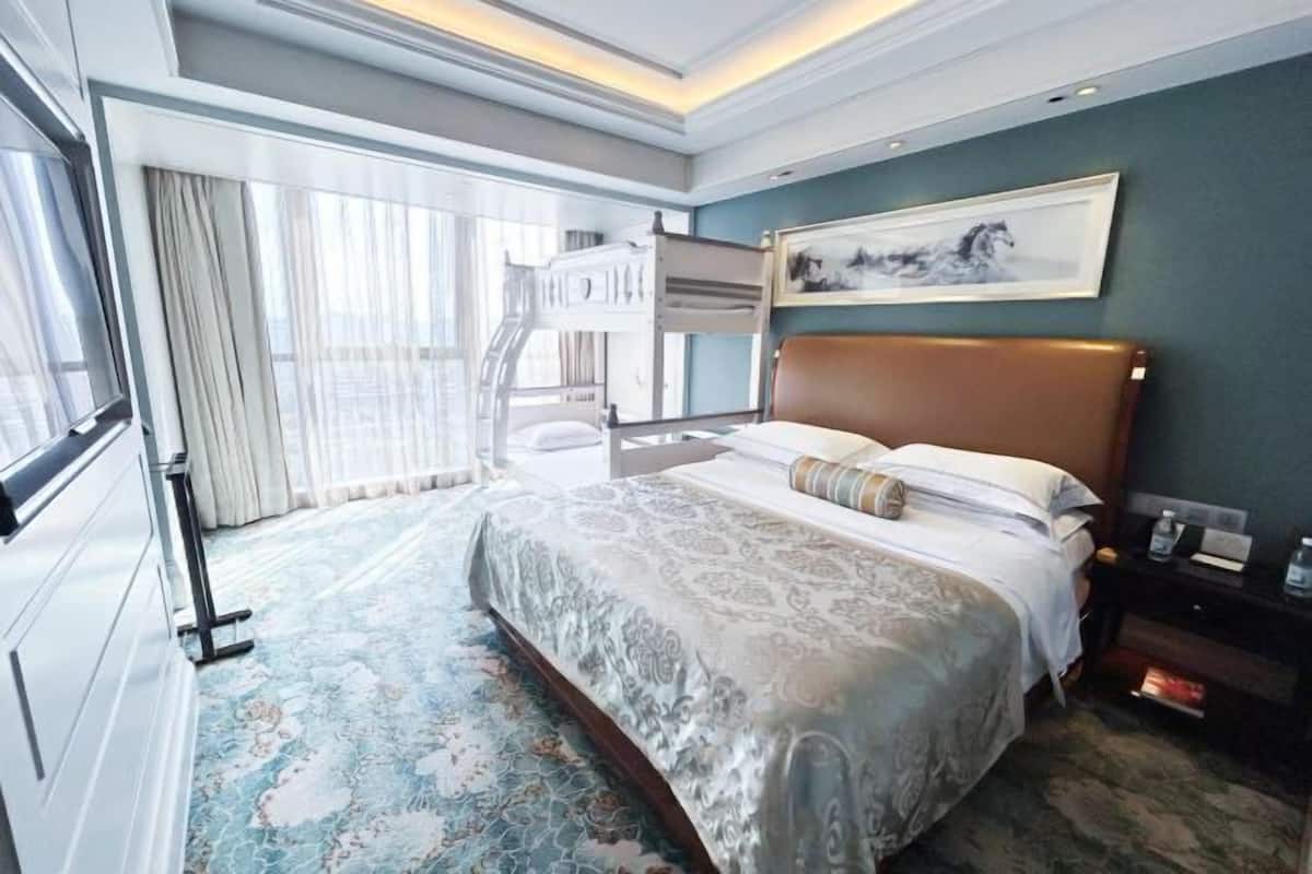 1 bedroom, premium bedding, down duvets, minibar