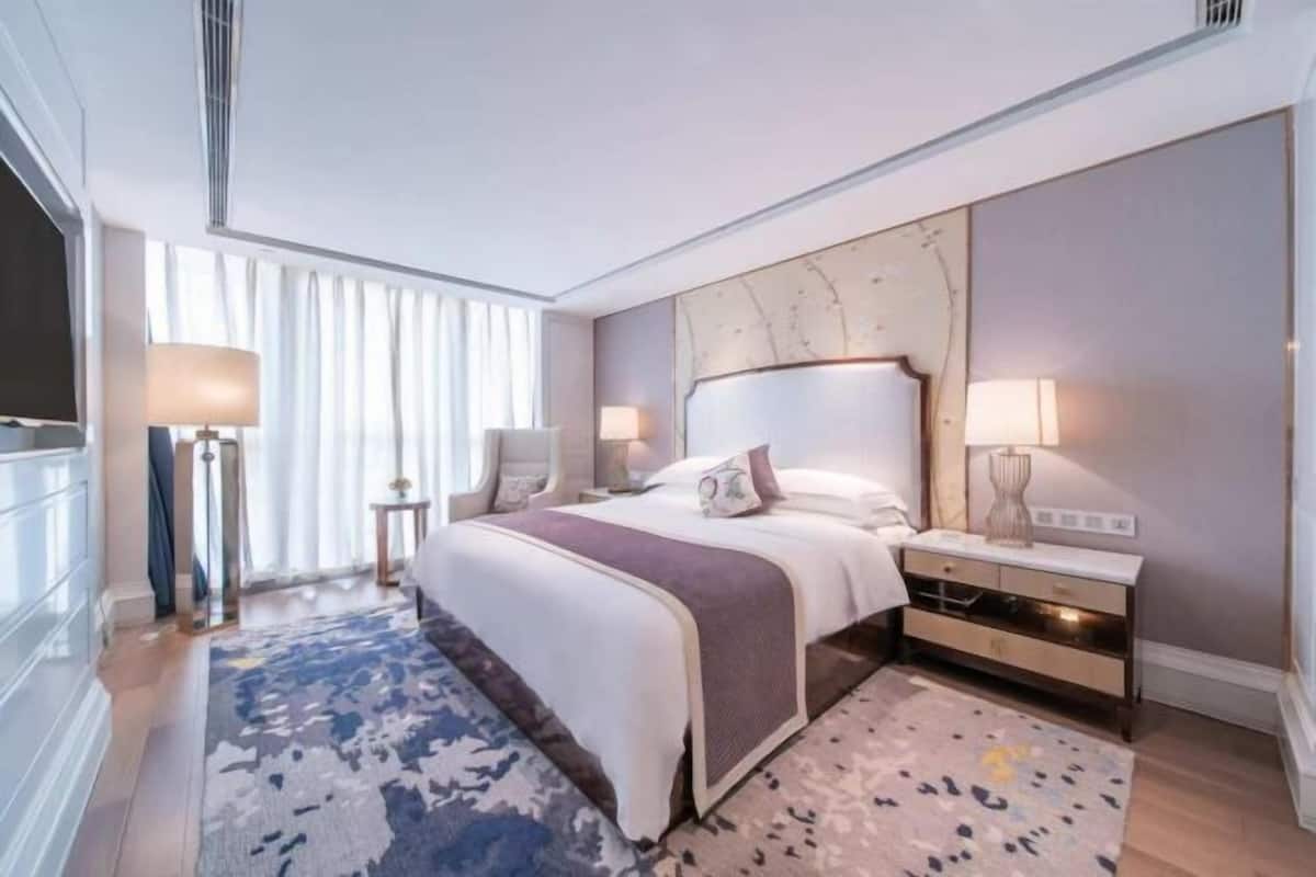 1 bedroom, premium bedding, down duvets, minibar