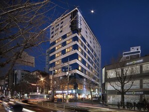 Fassade der Unterkunft – Abend/Nacht