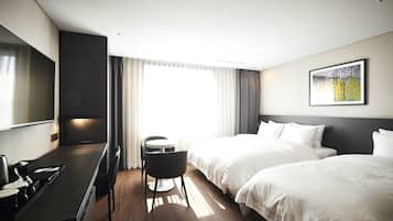 Deluxe Twin Room | In-room safe, desk, blackout drapes, soundproofing