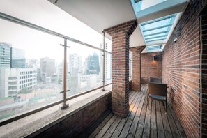 Suíte família | Cofres nos quartos, escrivaninha, cortinas blackout