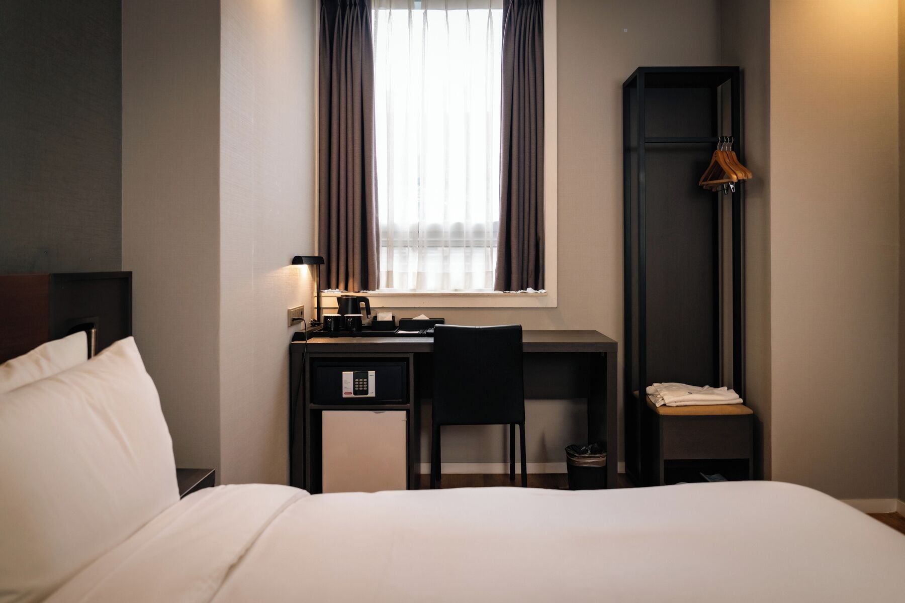 스탠다드 더블룸 | 객실 내 금고, 책상, 암막 커튼, 방음 설비