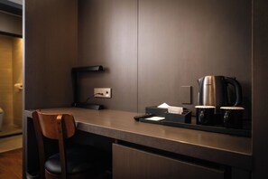 Deluxe Twin Room | In-room safe, desk, blackout curtains, soundproofing